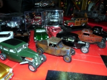 Автомобили на столах